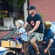 Naomi Watts, Liev Schreiber et leurs enfants Alexander et Samuel sur la route de l'école à New York le 8 septembre