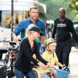 Naomi Watts, Liev Schreiber et leurs enfants Alexander et Samuel sur la route de l'école à New York le 13 septembre 2013