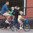 Naomi Watts, Liev Schreiber et leurs enfants Alexander et Samuel sur la route de l'école à New York le 13 septembre 2013