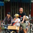 Naomi Watts, Liev Schreiber et leurs enfants Alexander et Samuel sur la route de l'école à New York le 12 septembre 2013