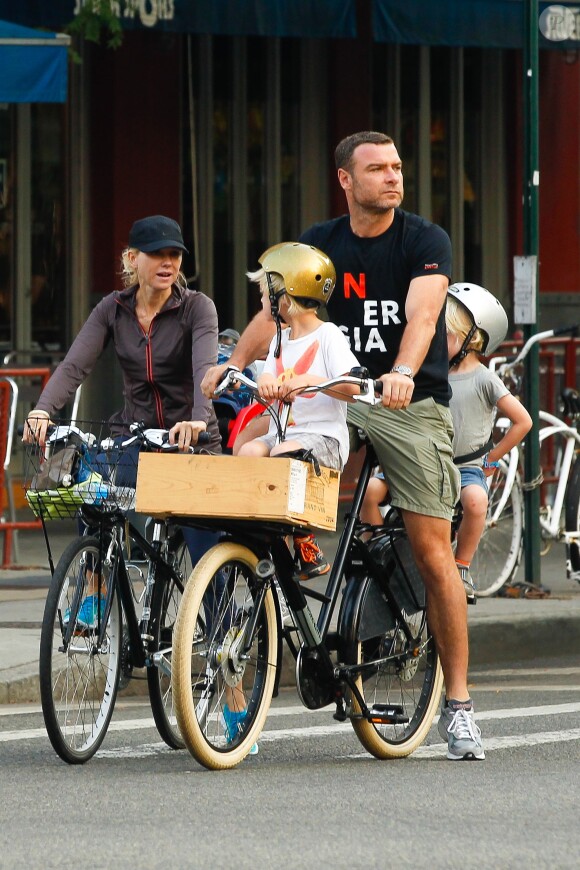 Naomi Watts, Liev Schreiber et leurs enfants Alexander et Samuel sur la route de l'école à New York le 12 septembre 2013