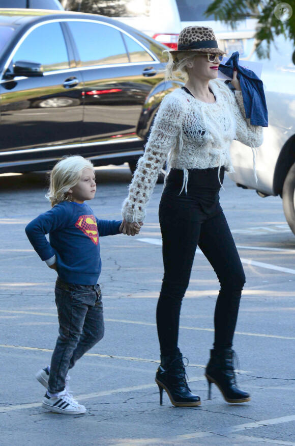 Gwen Stefani, enceinte et lookée, va chercher son fils Zuma à l'école, Studio City, Los Angeles, le 27 septembre 2013.
