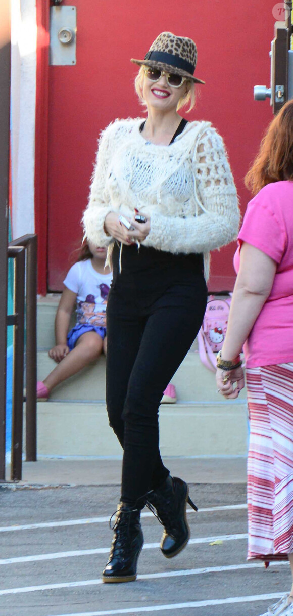Gwen Stefani, enceinte et radieuse, va chercher son fils Zuma à l'école, Studio City, Los Angeles, le 27 septembre 2013.