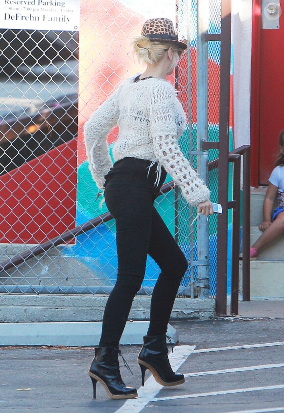 Gwen Stefani dévoile un peu de son baby-bump en allant chercher son fils Zuma à l'école, Studio City, Los Angeles, le 27 septembre 2013.