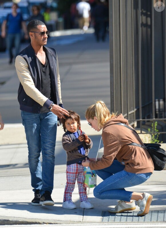 Doutzen Kroes passe la journée au parc avec son mari Sunnery James et son fils Phyllon Joy à New York, le 28 septembre 2013