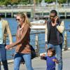 La belle égérie L'Oréal Paris Doutzen Kroes passe la journée au parc avec son mari Sunnery James et son fils Phyllon Joy à New York, le 28 septembre 2013
