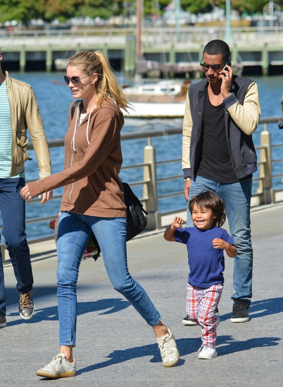 La belle égérie L'Oréal Paris Doutzen Kroes passe la journée au parc avec son mari Sunnery James et son fils Phyllon Joy à New York, le 28 septembre 2013