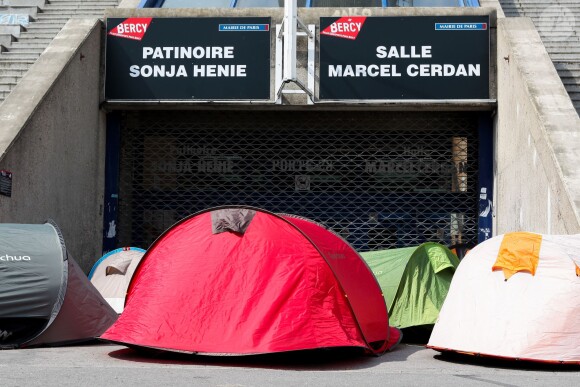 Des fans de Mylène Farmer ont campé devant Bercy avant le concert du 7 septembre 2013.