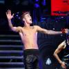 Le jeune Justin Bieber, torse nu en concert à Pekin en Chine, le 29 septembre 2013.