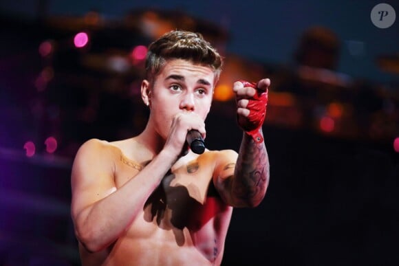 Le chanteur Justin Bieber, torse nu en concert à Pekin en Chine, le 29 septembre 2013.