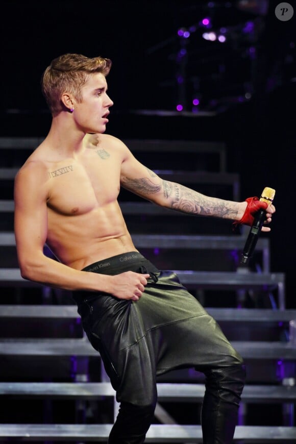 Justin Bieber, torse nu en concert à Pekin en Chine, le 29 septembre 2013.