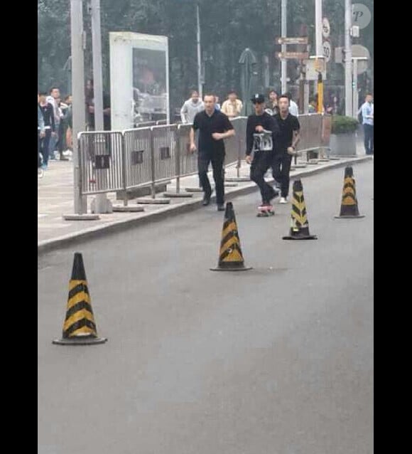 Justin Bieber épuise ses gardes du corps dans les rues de Pékin, le 29 septembre 2013.