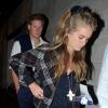 Le prince Harry et Cressida Bonas à la sortie du Prince of Wales Theatre dans Westminster le 1er octobre 2013 après une représentation du musical A Book of Mormon.