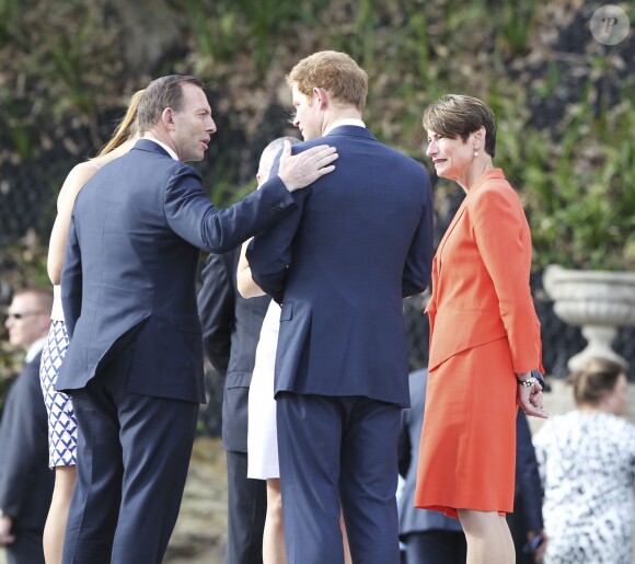 Le prince Harry avec la famille du Premier ministre Tony Abbott, notamment ses deux sculpturales filles tout émoustillées, à Sydney le 5 octobre 2013
