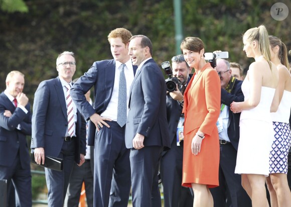 Le prince Harry avec la famille du Premier ministre Tony Abbott, notamment ses deux sculpturales filles tout émoustillées, à Sydney le 5 octobre 2013