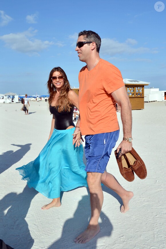 Sofia Vergara et son petit ami Nick Loeb à Miami, le 2 janvier 2013.