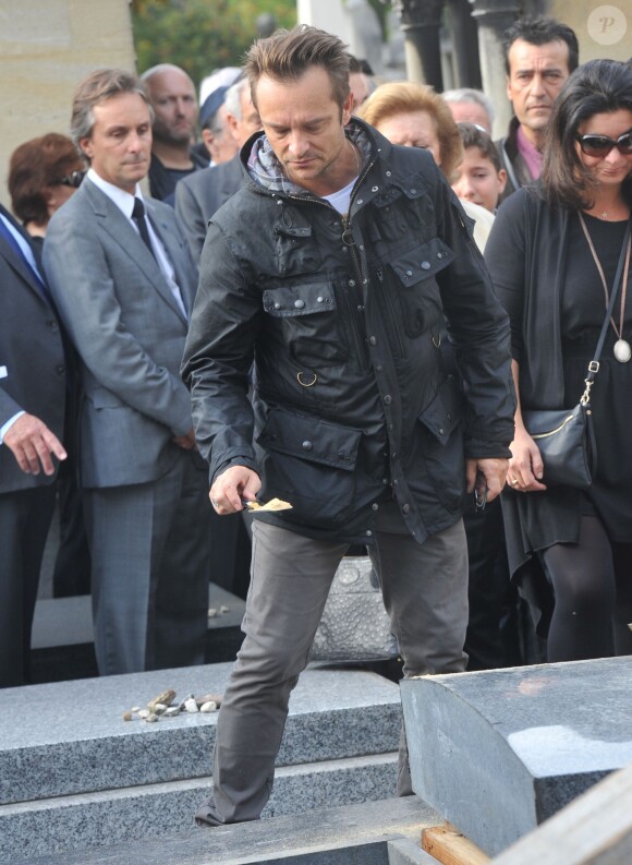 David Hallyday lors des obsèques de Jean-Pierre Pierre-Bloch au cimetière du Montparnasse à Paris, le 2 octobre 2013