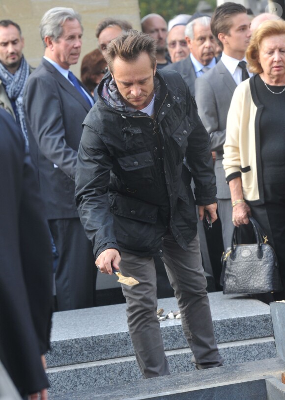 David Hallyday lors des obsèques de Jean-Pierre Pierre-Bloch au cimetière du Montparnasse à Paris, le 2 octobre 2013
