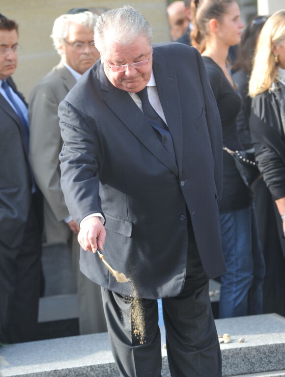 Daniel Vaillant lors des obsèques de Jean-Pierre Pierre-Bloch au cimetière du Montparnasse à Paris, le 2 octobre 2013