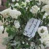 Gerbe de fleurs de Johnny et Laeticia Hallyday lors des obsèques de Jean-Pierre Pierre-Bloch au cimetière du Montparnasse à Paris, le 2 octobre 2013