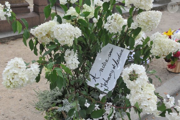 Gerbe de fleurs de Johnny et Laeticia Hallyday lors des obsèques de Jean-Pierre Pierre-Bloch au cimetière du Montparnasse à Paris, le 2 octobre 2013