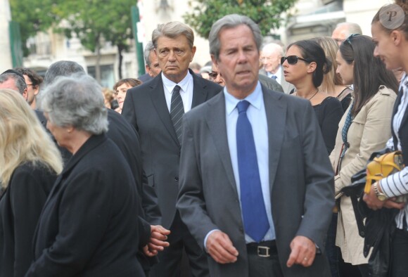 Jean-Louis Debré et Alain Madelin lors des obsèques de Jean-Pierre Pierre-Bloch au cimetière du Montparnasse à Paris, le 2 octobre 2013