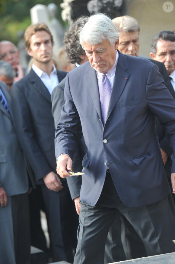 Claude Goasguen lors des obsèques de Jean-Pierre Pierre-Bloch au cimetière du Montparnasse à Paris, le 2 octobre 2013