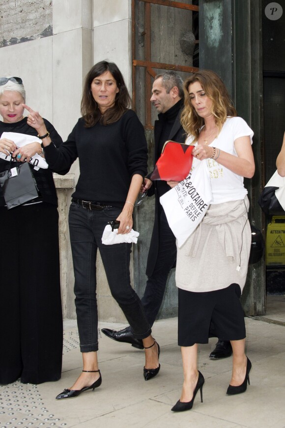 Emmanuelle Alt & Mademoiselle Agnès quittent le Palais de Tokyo à l'issue du défilé Zadig & Voltaire. Paris, le 2 octobre 2013.