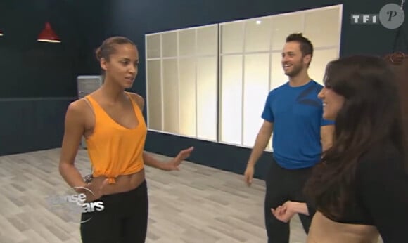 L'actrice Noémie Lenoir prend un cours de du ventre pour Danse avec les stars 4.