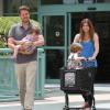 Alyson Hannigan et son mari Alexis Denisof en pleine séance de shopping avec leurs filles Satyana et Keeva à Los Angeles, le 26 Juillet 2013.