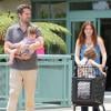 Alyson Hannigan et son mari Alexis Denisof en pleine séance de shopping avec leurs filles Satyana et Keeva à Los Angeles, le 26 Juillet 2013.