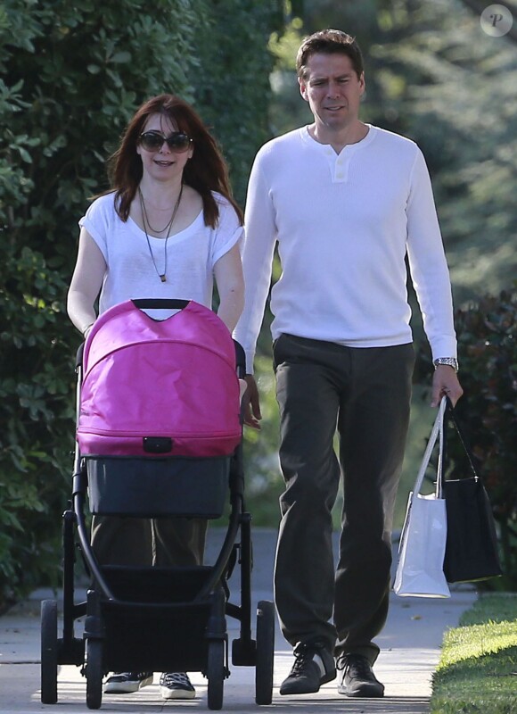 Alyson Hannigan et son mari Alexis Denisof se promènent avec leur fille Keeva à Brentwood, le 26 avril 2013.