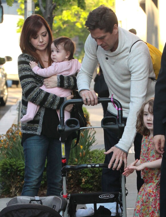 Alyson Hannigan, son mari Alexis Denisof et leurs filles Satyana et Keeva sortent de leur hotel à New York, le 8 mai 2013.
