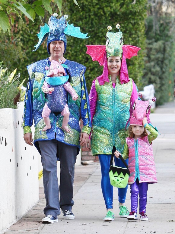Alyson Hannigan, son mari Alexis Denisof et leurs filles Satyana et Keeva fêtent à Halloween, à Los Angeles, le 1 novembre 2012.