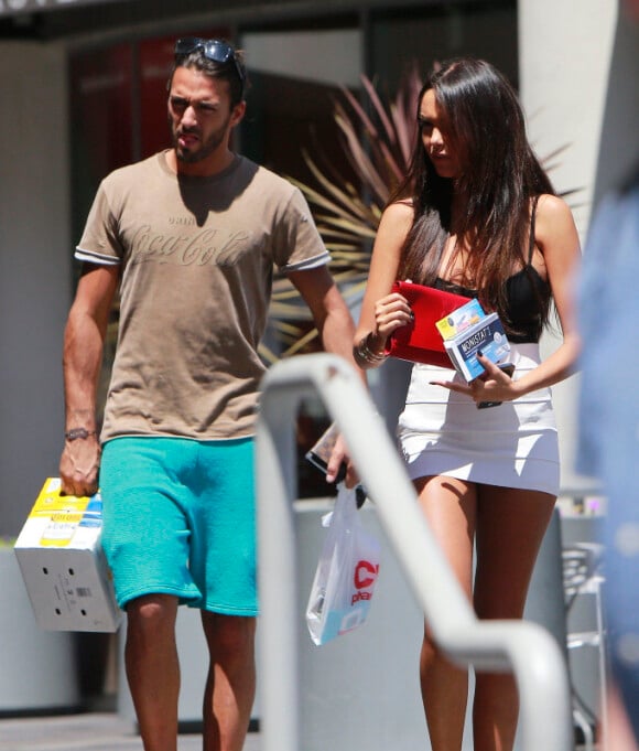 Nabilla et son petit ami Thomas Vergara se promènent à Los Angeles, le dimanche 18 août 2013.