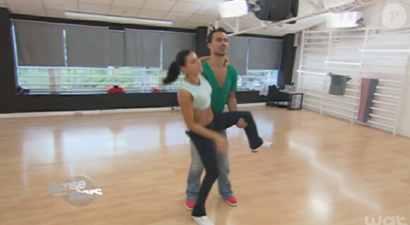 Damien Sargue et Candice Pascal sont pris d'un fou rire lors des répétitions de Danse avec les stars 4. Octobre 2013.