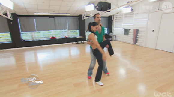 Damien Sargue et Candice Pascal sont pris d'un fou rire lors des répétitions de Danse avec les stars 4. Octobre 2013.