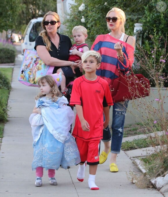 Gwen Stefani se rend à un goûter d'anniversaire avec son fils Kingston et une amie. Los Angeles, le 5 octobre 2013.