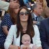 Peta Todd, femme de Mark Cavendish, avec ses deux enfants à Paris le 22 juillet 2012.