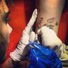 Cara Delevingne joue l'artiste en tatouant une amie