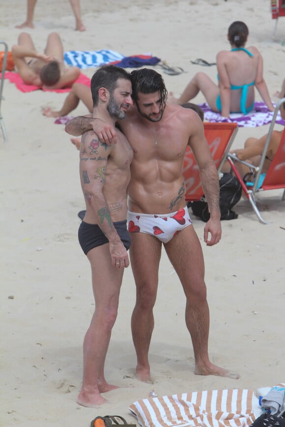 Marc Jacobs et son ex-chéri Harry Louis en vacances sur une plage d'Ipanema à Rio de Janeiro, le 7 avril 2013.