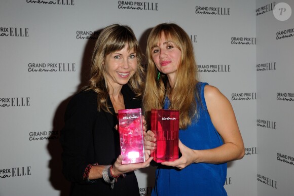 Les réalisatrices Louise Archambault et Katell Quillevéré avec leurs prix pour, respectivement, Gabrielle et Suzanne, lors de la soirée du Grand Prix Cinéma Elle au Gaumont Marignan à Paris le 8 octobre 2013