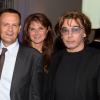 Emmanuel Bret (BMW) et Jean-Michel Jarre entourent Caroline Pois à la soirée des 80 ans d'Air France, à Paris, le 7 octobre 2013.