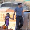 Jeune papa, Olivier Martinez, emmène Nahla, la fille de sa femme Halle Berry, au "Mr. Bones Pumpkin Patch" à West Hollywood, le 7 octobre 2013.
