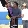 Jeune papa, Olivier Martinez, emmène Nahla, la fille de sa femme Halle Berry, au "Mr. Bones Pumpkin Patch" à West Hollywood, le 7 octobre 2013.