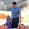 Jeune papa, Olivier Martinez, emmène Nahla, la fille de sa femme Halle Berry, au "Mr. Bones Pumpkin Patch" à West Hollywood, le 7 octobre 2013.