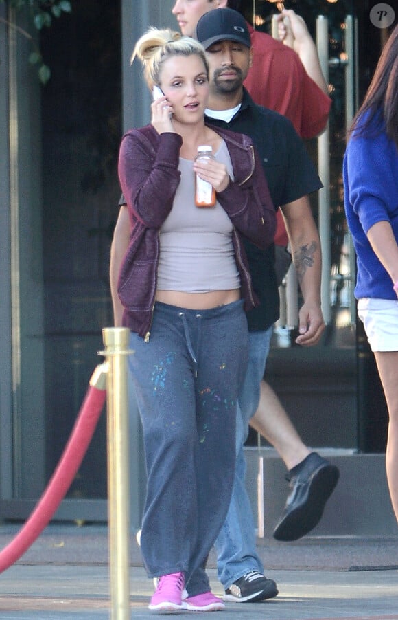 La chanteuse Britney Spears quitte un hôtel à Thousand Oaks, Los Angeles, le 7 octobre 2013.