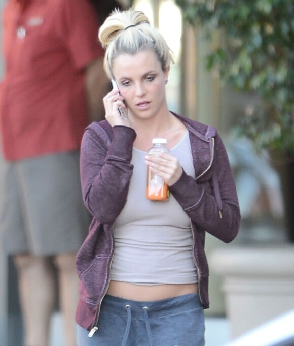 Britney Spears quitte un hôtel à Thousand Oaks, Los Angeles, le 7 octobre 2013.