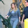Kim Kardashian sort d'un rendez-vous avec ses soeurs Khloé et Kourtney à Woodland Hills, le 8 octobre 2013.