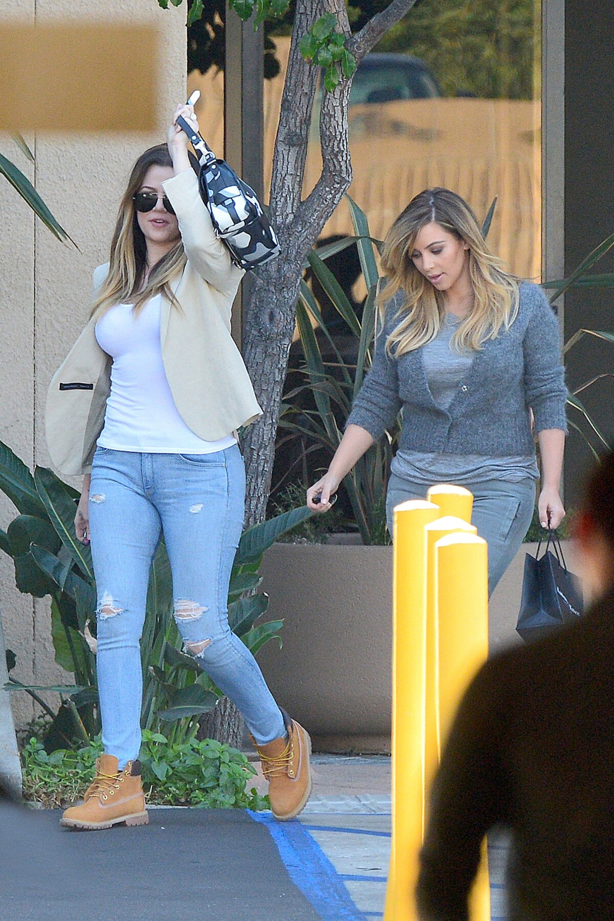 Photo Kim Kardashian Et Sa Soeur Khloé Dans Les Rues De Los Angeles Le 8 Octobre 2013